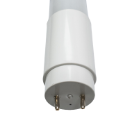 Gros plan du culot blanc et des broches G13 d'un tube DEL T8 de 4 pi, 18 W, 5000 K