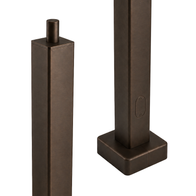 Poteau d'éclairage carré bronze, format 4, montrant la section supérieure effilée et la base carrée avec porte d'accès au câblag
