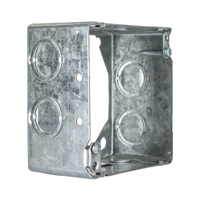 Arani 53171-K rallonge de boîte carrée, 2-1/8 po, débouchures, vue trois quarts arrière avec débouchures ovales