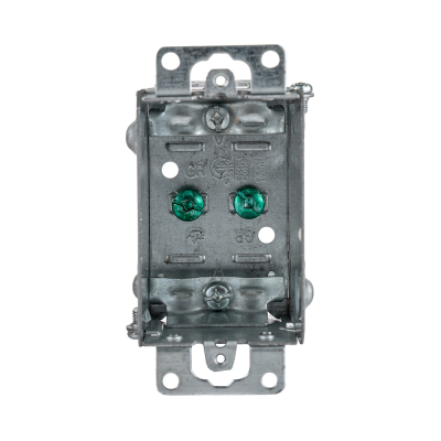 Arani 1102-L boîte d'appareils groupable, 2 po, NMD90, oreilles, vue avant avec deux vis de mise à la terre vertes dans le fond