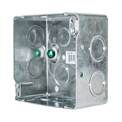 Arani 52171-K boîte de jonction carrée, 2-1/8 po, débouchures, vue trois quarts avec débouchures de la paroi latérale profonde