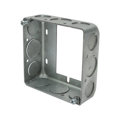 Rallonge de boîte carrée en acier 4 po Arani ED-EXS-53151-SUB-K, vue de trois quarts avec débouchures de 1/2 po et 3/4 po et vis
