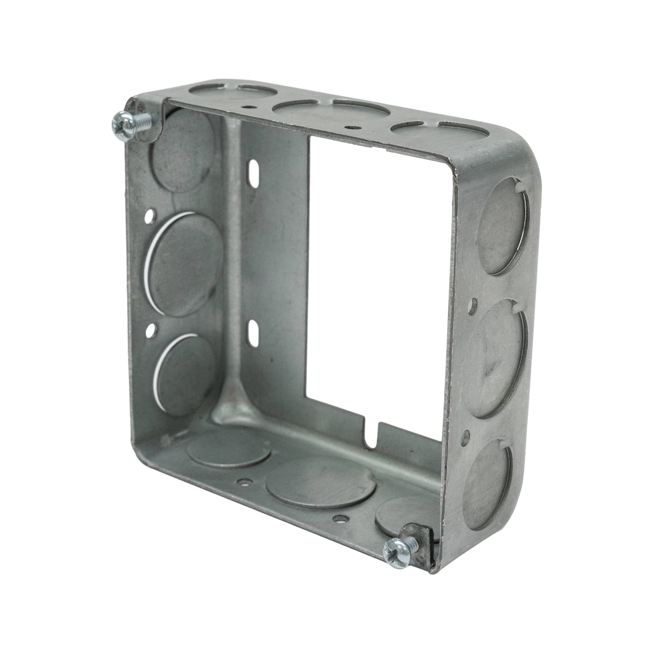 Rallonge de boîte carrée en acier 4 po Arani ED-EXS-53151-SUB-K, vue de trois quarts avec débouchures de 1/2 po et 3/4 po et vis